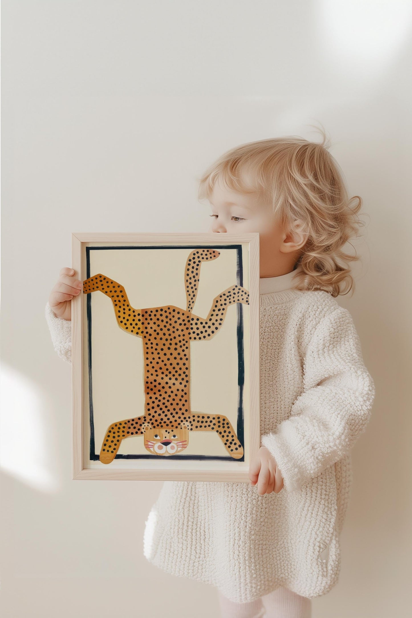 Poster Kinderzimmer Tier · Gepunkteter Leopard Kopfstand · Lustiges Wandbild im Retro Look · Wilde Tierdeko für Kinder · ohne Rahmen-1