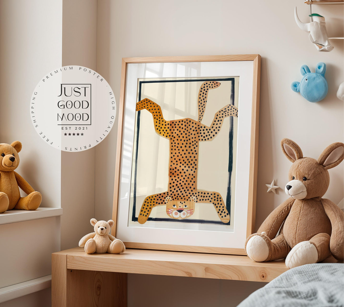 Poster Kinderzimmer Tier · Gepunkteter Leopard Kopfstand · Lustiges Wandbild im Retro Look · Wilde Tierdeko für Kinder · ohne Rahmen-0